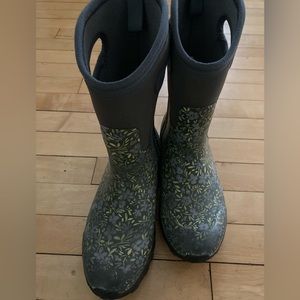 Floral BOGS Winter Boots size 7